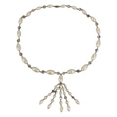 Collar de metal plateado con perlas nacaradas