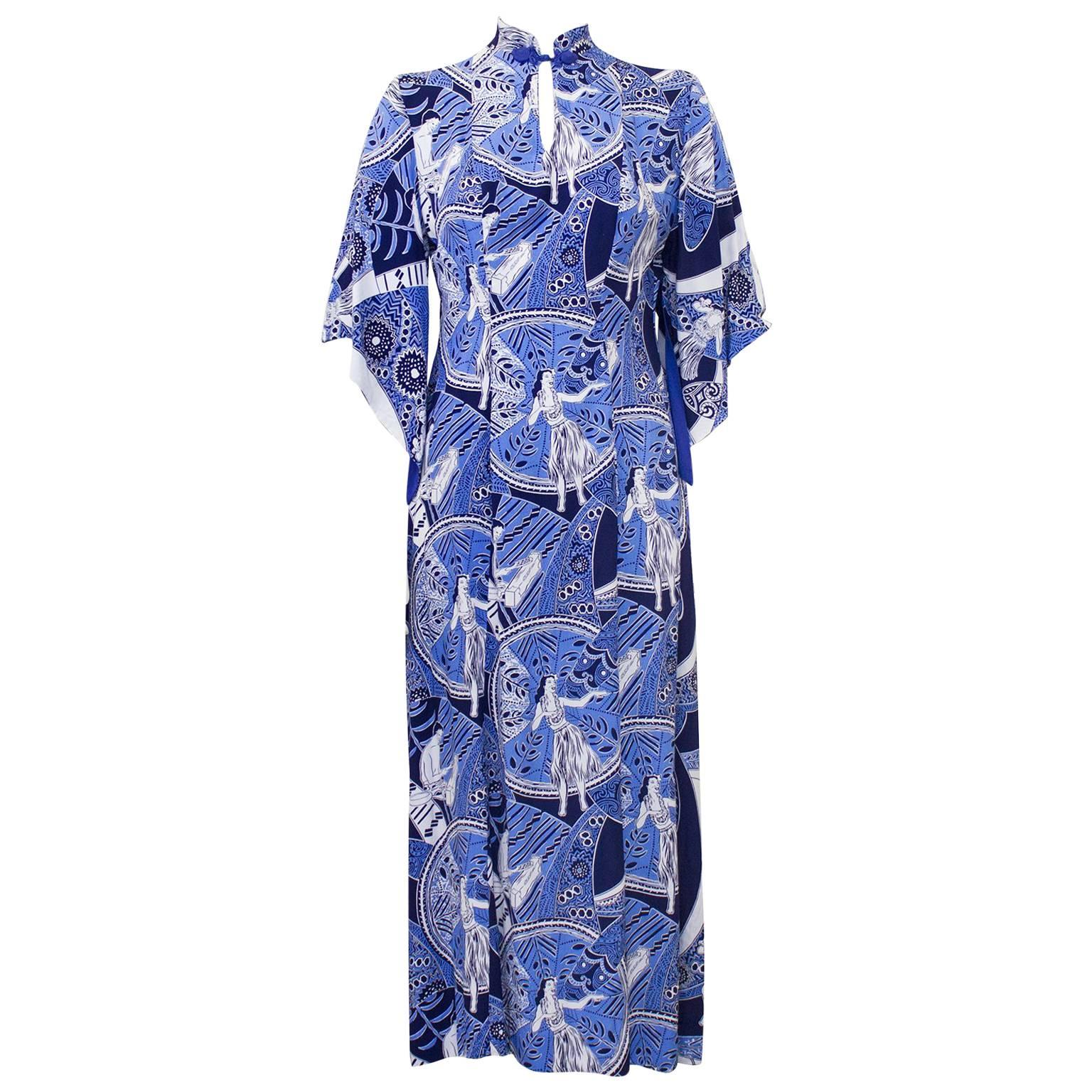 Robe d'hôtesse en rayonne bleue à imprimé hawaïen des années 1940 en vente