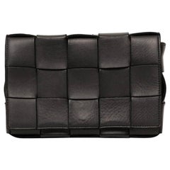 Borsa a spalla Bottega Veneta Cassette Medium Intrecciata Nera