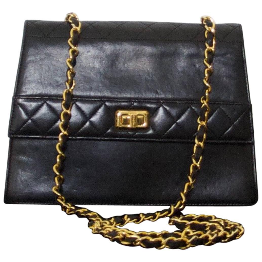 Chanel black lambskin quilted shoulder bag For Sale