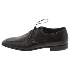 Prada Derby aus schwarzem Leder mit Schnürung, Größe 43