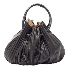 Giorgio Armani Schwarzes plissiertes Hobo aus Leder