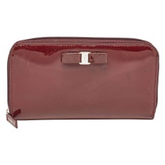 Salvatore Ferragamo Cartera con cremallera Vara en charol burdeos