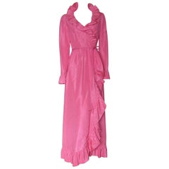 Mollie Parnis - Robe en soie rose style portefeuille avec bords à volants et jupe fendues