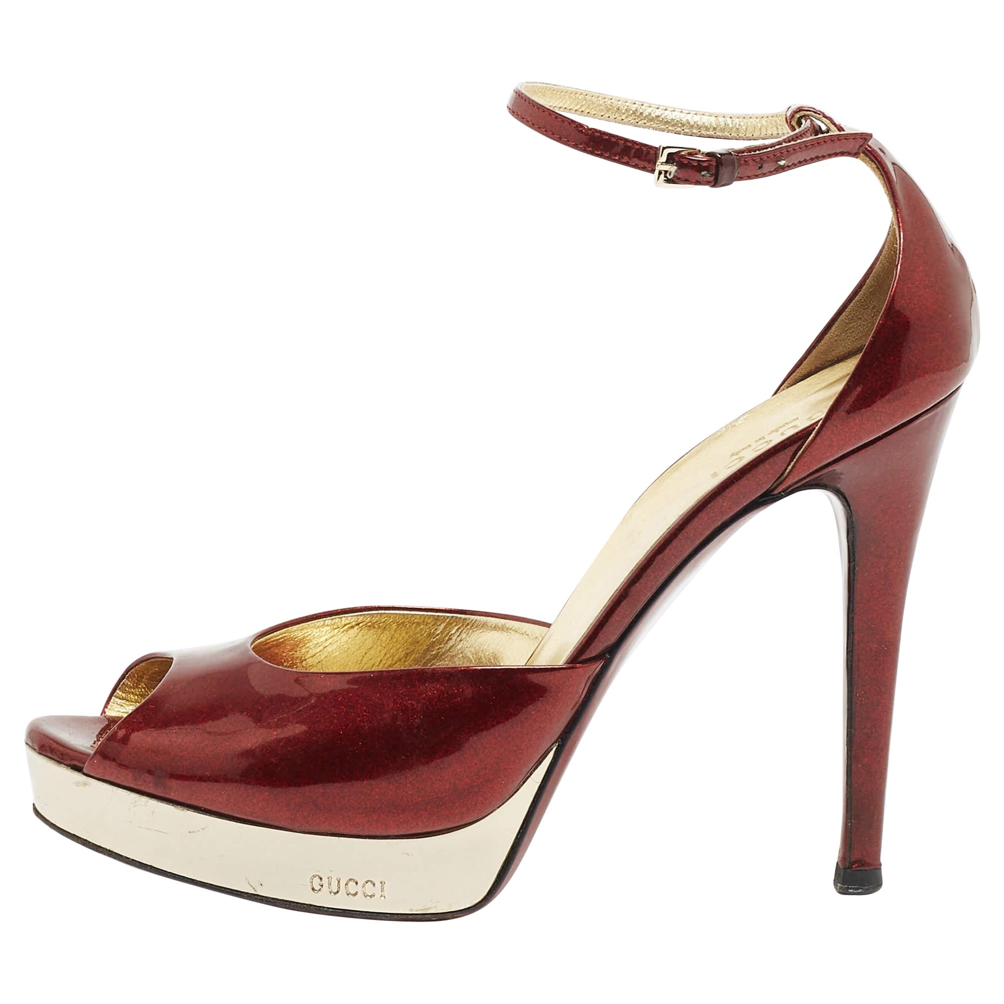 Gucci Sandali con cinturino alla caviglia in vernice rossa misura 38.5 in vendita