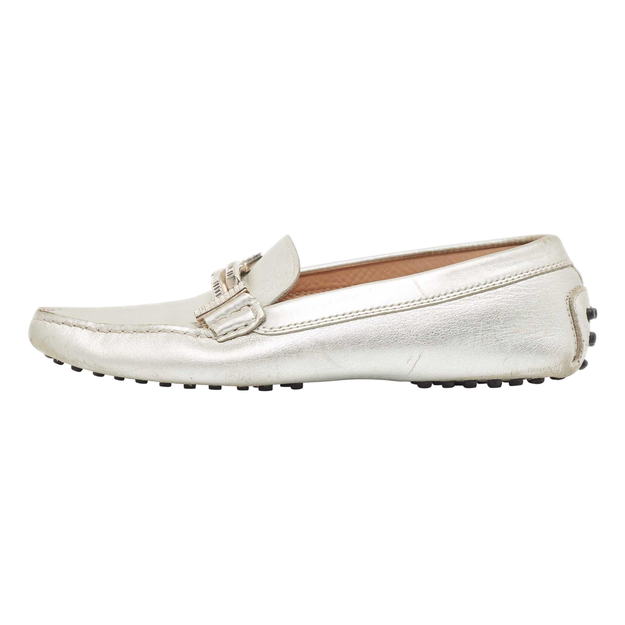 Tod's Silver Leather Crystal Embellished Double T Slip On Loafers Taglia 36 in vendita