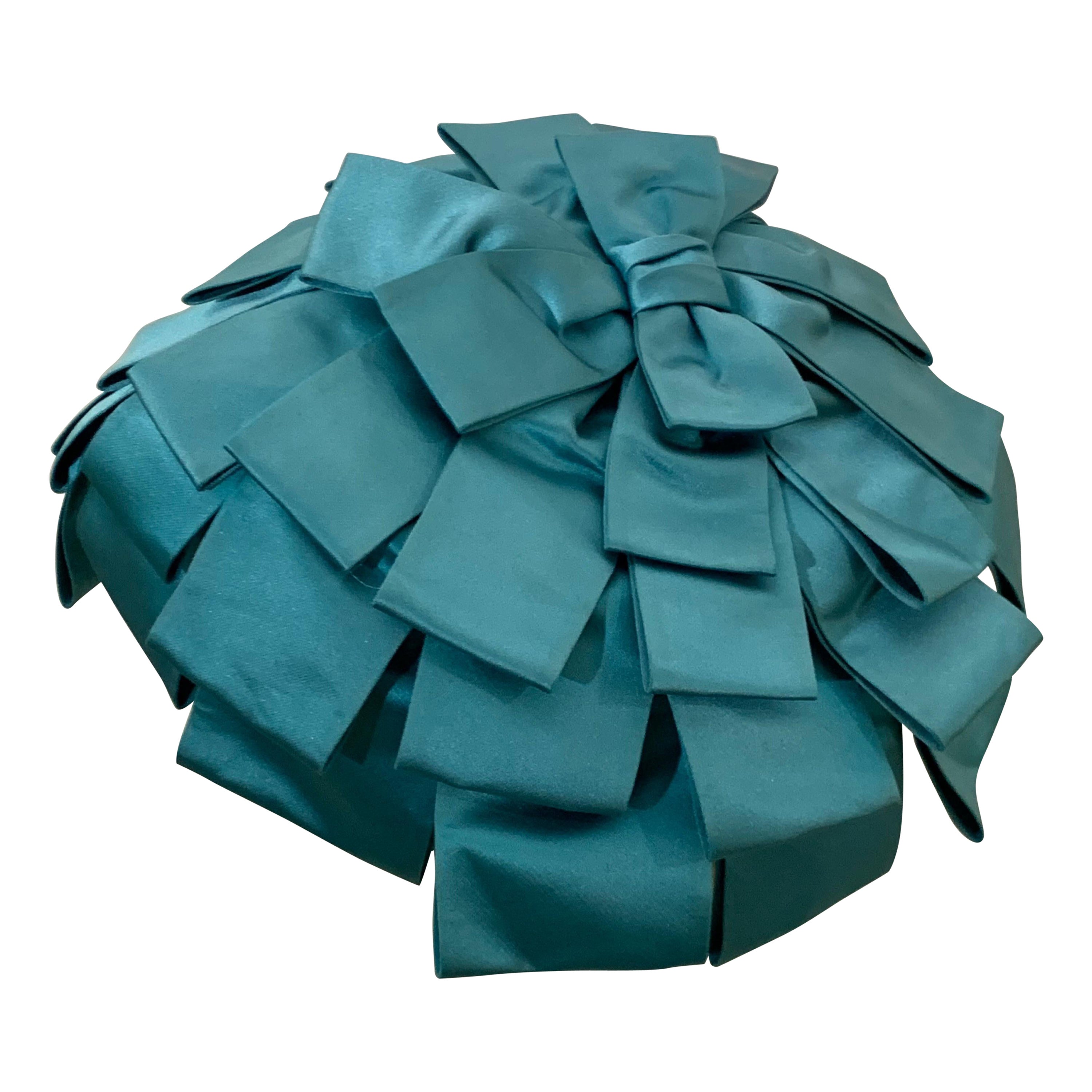 Cappello a petali stratificati in raso Duchesse di seta blu Miss Alice Egge del 1950 in vendita