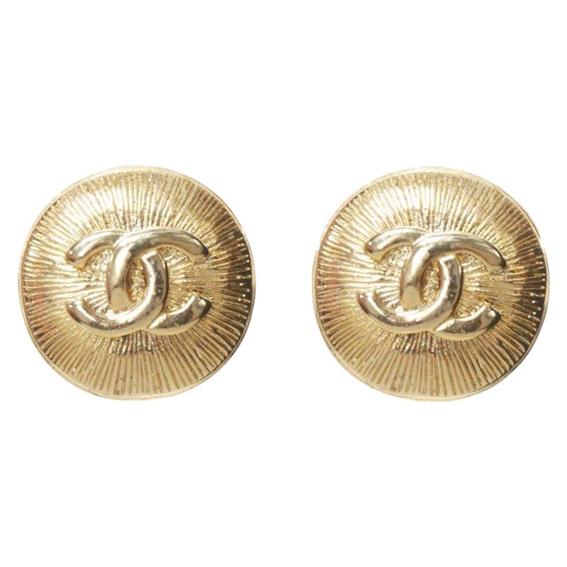 CHANEL Vintage CC logo gold starburst textured clip on earrings For Sale