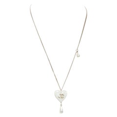 Rara collana con ciondolo di perle a forma di cuore bianco di Chanel B18 CC
