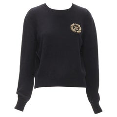 Chanel - Pull en cachemire noir mélangé avec des perles dorées et des badges CC embellis FR42  L