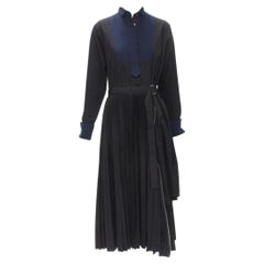 SACAI esmoquin azul marino cuello babero algodón negro falda plisada cinturón vestido midi JP2 M