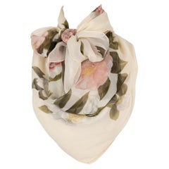 Chanel Estola grande de muselina estampada con camelias
