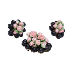 Set di orecchini e spille raffiguranti fiori, CIRCA ANNI '50