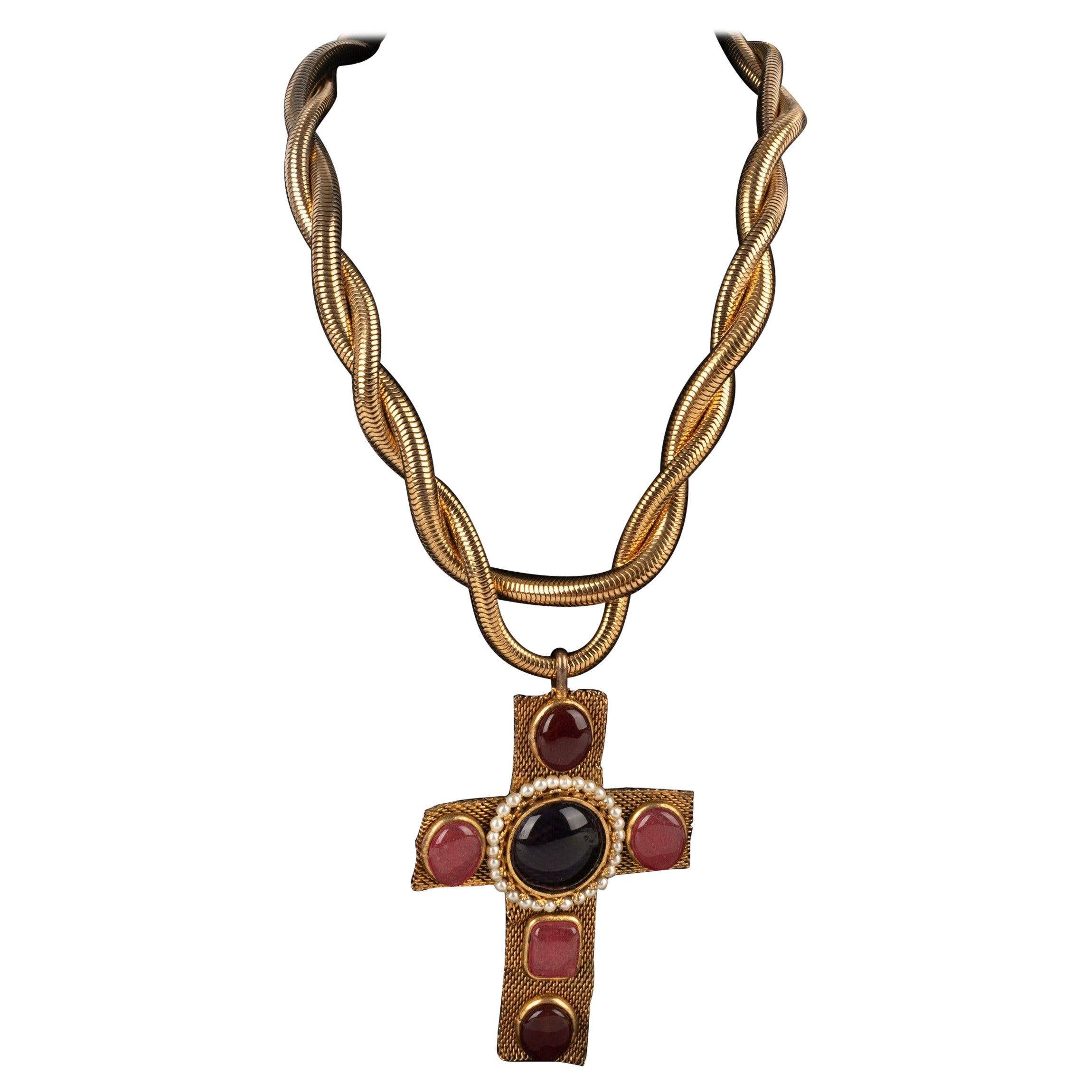 Chanel, collier chaîne avec pendentif croix, années 1980