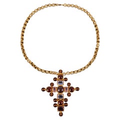 Collana con ciondolo a forma di croce di Chanel con strass