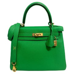 Hermès - Sac Kelly 25 en cuir togo vert bambou et accessoires dorés, état neuf