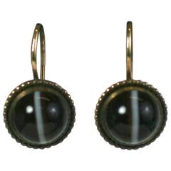 Eleganti orecchini vittoriani a fascia di agata cabochon