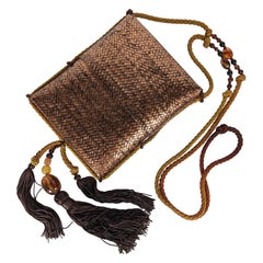 Borsellino in rattan intrecciato a mano con nappe di Rafael Sanchez