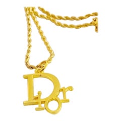 Authentique Christian DIOR Collier pendentif à breloques réutilisées Logo Or
