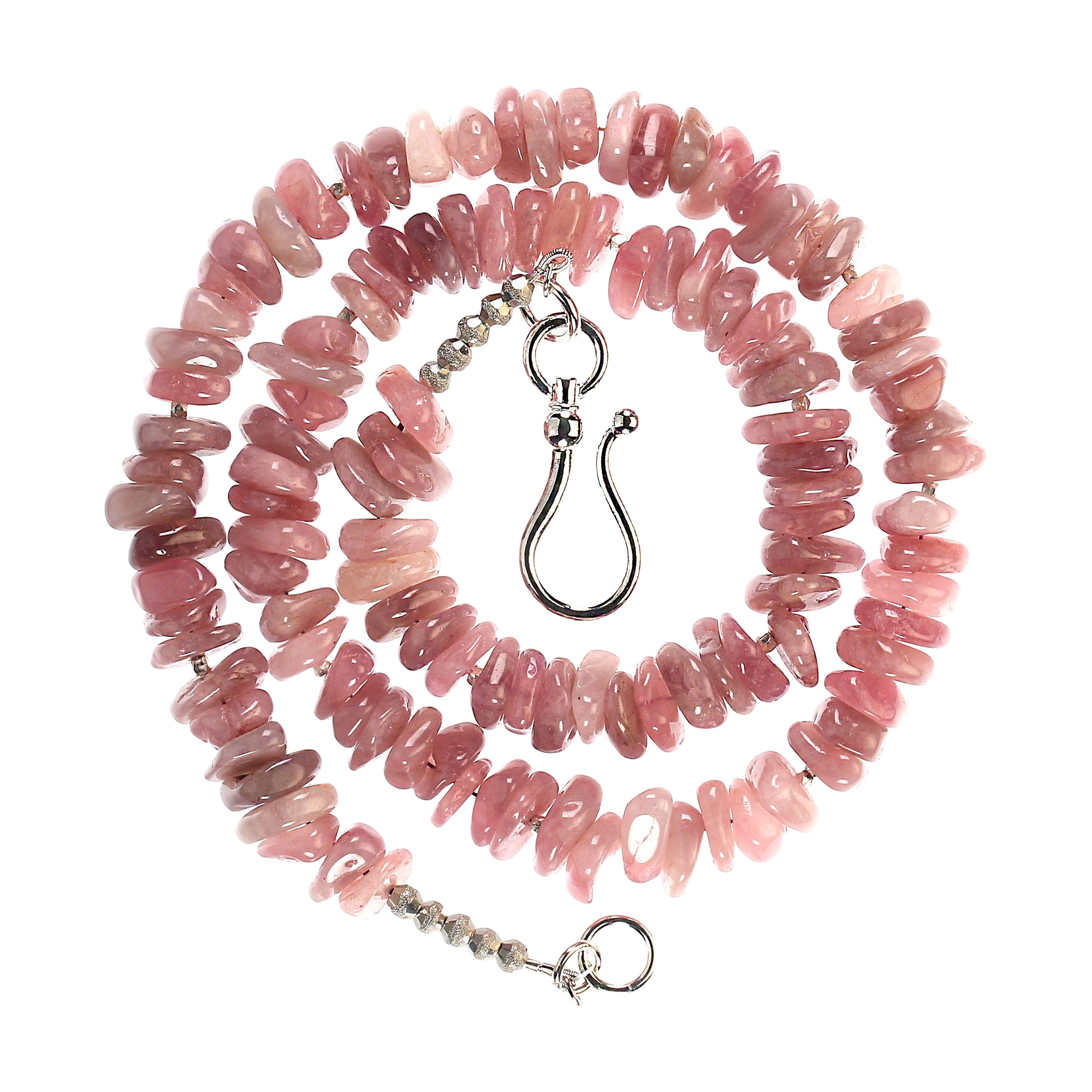 Collana da 24 pollici con quarzo rosa malva del Madagascar e accenti in argento sterling
Eleva la tua collezione di gioielli con questa splendida collana di quarzo rosa malva del Madagascar da 24 pollici, impreziosita da argento sterling. Ciascuna