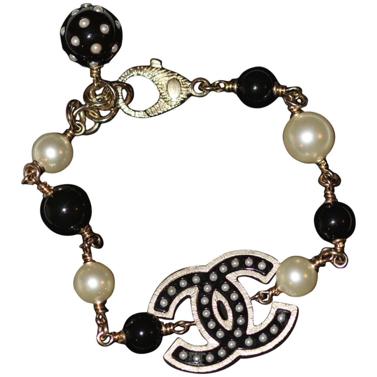 CHANEL Bracelet à maillons en perles noires et blanches  en vente