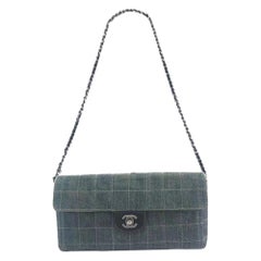 Chanel East West Chocolate Bar Borsa a tracolla in denim verde con fodera in pelle