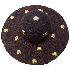 Cappello a tesa larga viola di For Saks Fifth Avenue con borchie dorate, anni '80