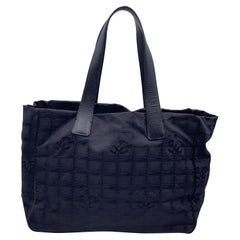 Chanel 2000er Schwarze New Travel Line Umhängetasche aus Nylon