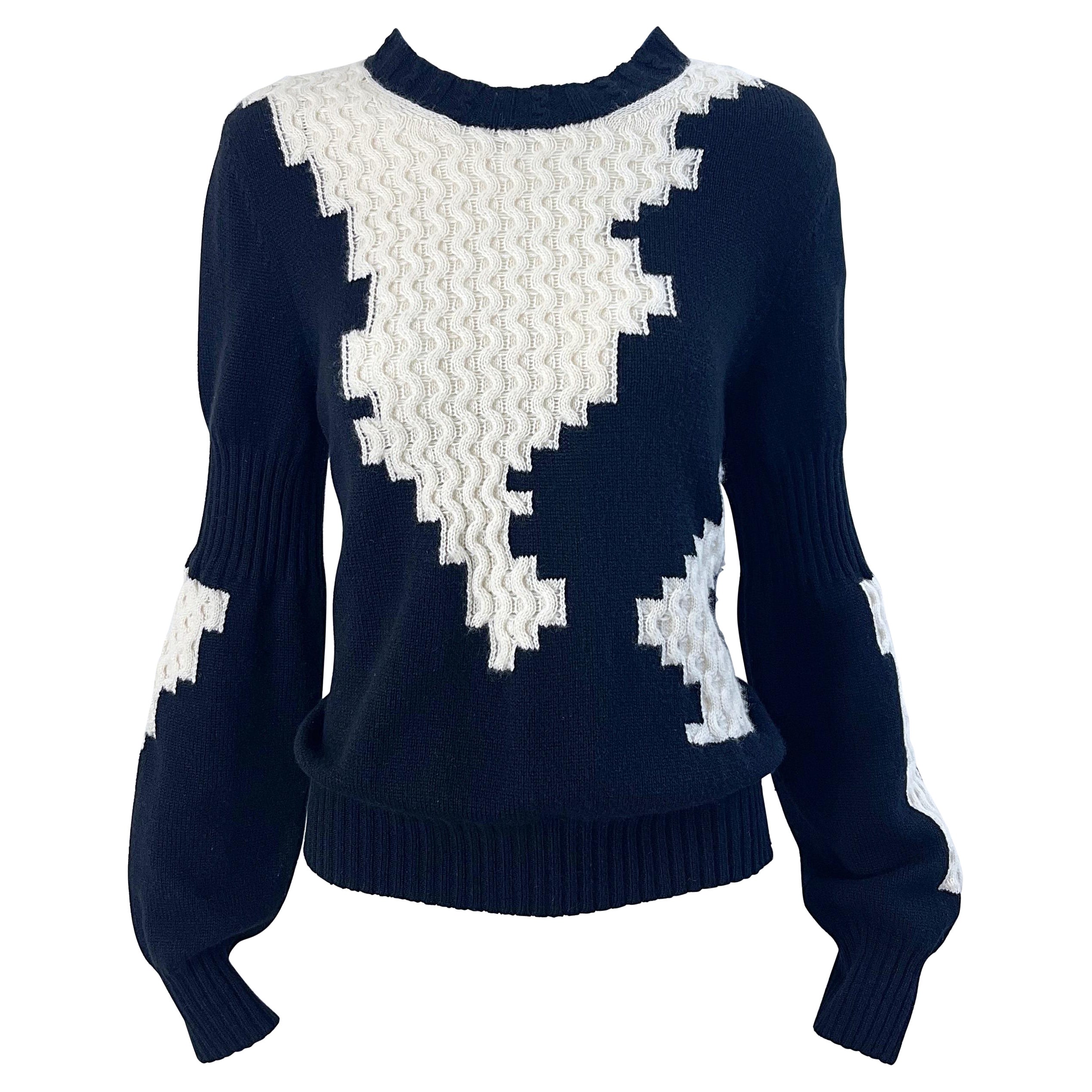 Chanel automne 2016 Taille 40 / 8 - 10 Top pull en cachemire noir et blanc abstrait.