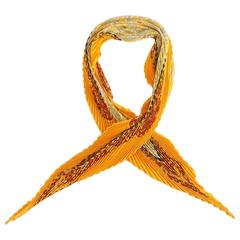 Hermès - Écharpe en soie plissée orange et multicolore avec papillons et criquets