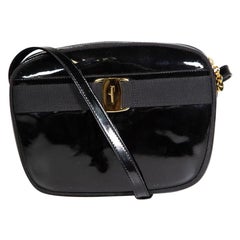 Salvatore Ferragamo Vara Tasche aus schwarzem Lackleder