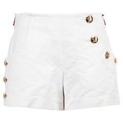 Louis Vuitton Pantalones cortos blancos con botones y logotipo Talla S