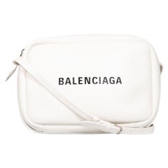 Balenciaga Bolsa para cámara XS de piel blanca