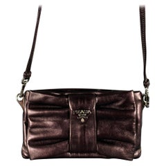 PRADA Borsa a tracolla in pelle con fiocco viola e argento