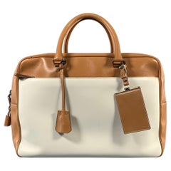 Bolsos de viaje de piel con bloques de color crema tostado de PRADA