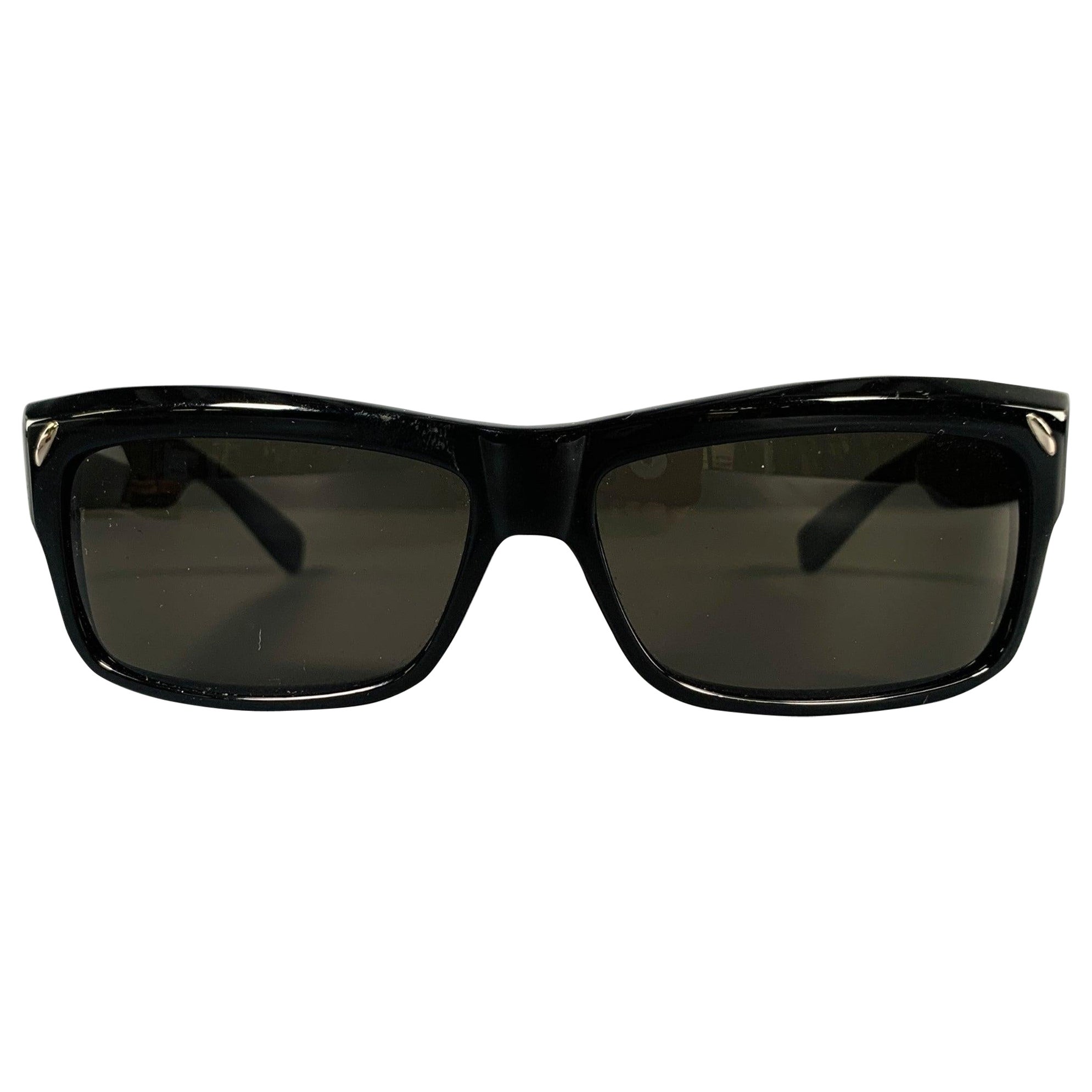 Do Marc Jacobs sunglasses have Marc written on the side?