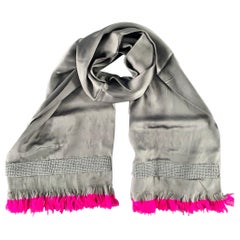 DRIES VAN NOTEN Grauer Fuchsiafarbener Seidenschal mit Fransen