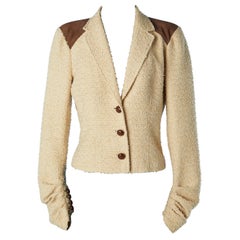 Chaqueta con botonadura sencilla en bouclette beige y aplicaciones de ante John Galliano