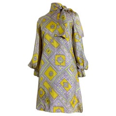 Abito a linea A in raso giallo e lavanda con stampa di medaglioni a piastrelle e fiocco, anni '60, tagliato di sbieco.