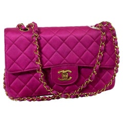 Chanel Classic Flap Satén de Seda Rosa Vintage Mediano con Herrajes Chapados en Oro de 24k