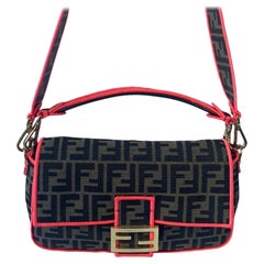 FENDI Baguette Zucca Umhängetasche aus Segeltuch mit Monogramm und rosa Neonbesatz aus Segeltuch