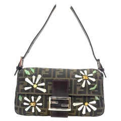 Fendi Baguette Zucca Monogram con ricamo floreale a conchiglia