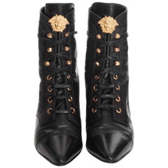 Gianni Versace 1980er Jahre Schwarzes Leder, goldfarben, Medusa, spitze Stiefelette
