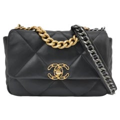 Chanel 19 Bolso Crossbody Pequeño de Piel de Cordero Negra, 2020-2021