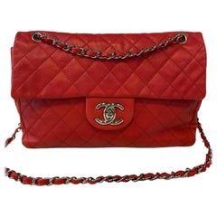 Chanel Classic Flap Maxi Rotes Kaviar-Leder Silberfarbene Hardware Riesiges CC-Logo