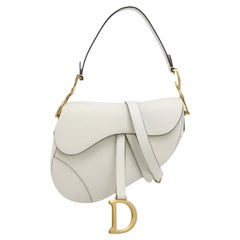 Dior Saddle Medium 2022 in pelle martellata bianca con tracolla in pelle