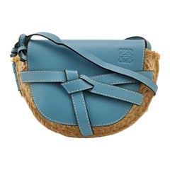Loewe Gate Mini sac à bandoulière en cuir bleu et paille