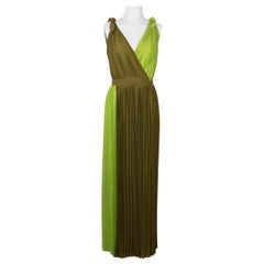 Pierre Cardin Langes grüntoniges Kleid aus plissiertem Crêpe
