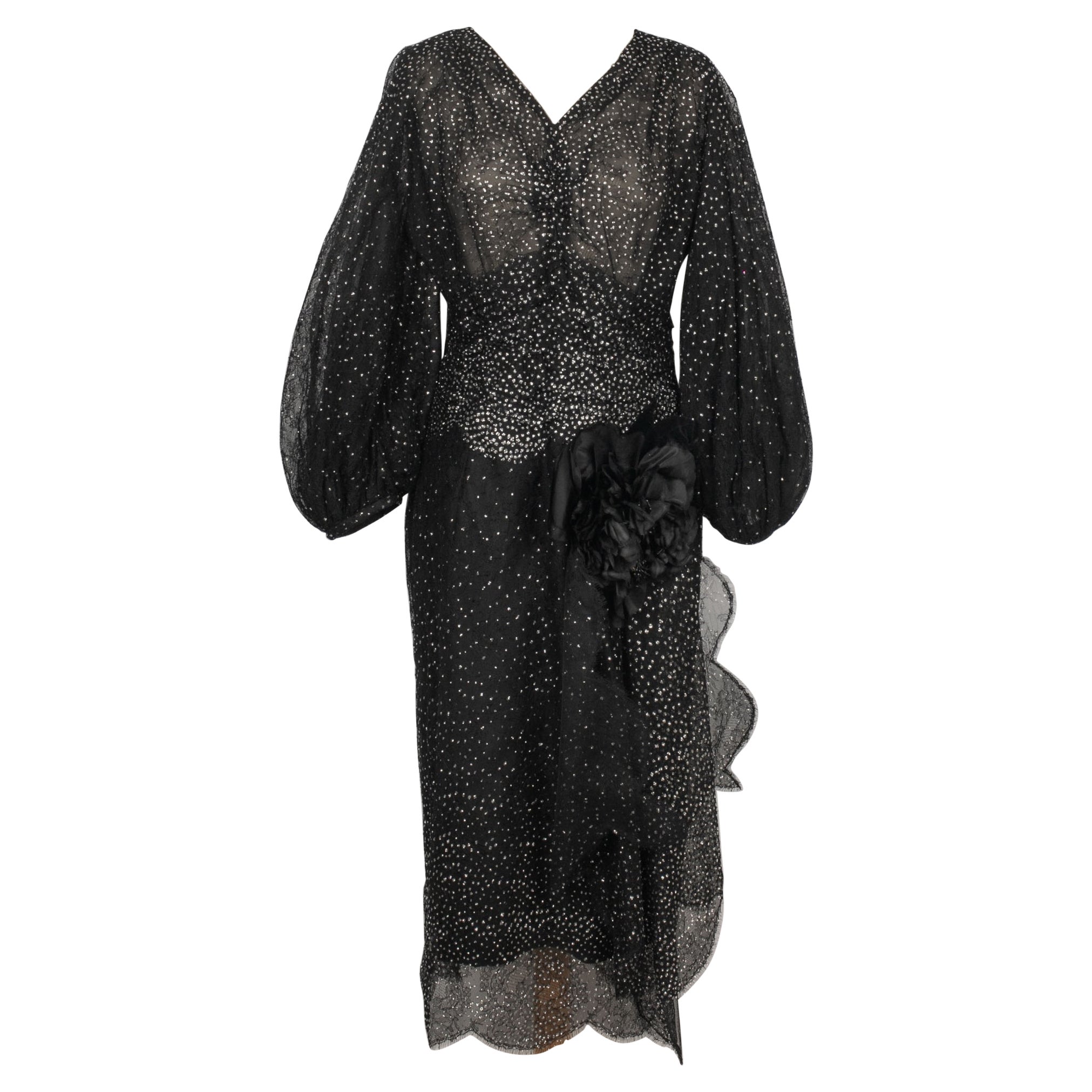 Schwarzes Spitzenkleid mit Strasssteinen und einer großen schwarzen Blume, 1985 im Angebot