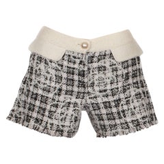 Pantaloncini in tweed bianco e nero di Chanel